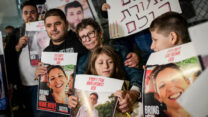 יוכבד ליפשיץ בת ה-85, ששוחררה משבי חמאס ובעלה עודד עדיין מוחזק בעזה, מפגינה עם בני משפחה, בקריאה לשחרור כל הישראלים החטופים (צילום: תומר נויברג/פלאש90)