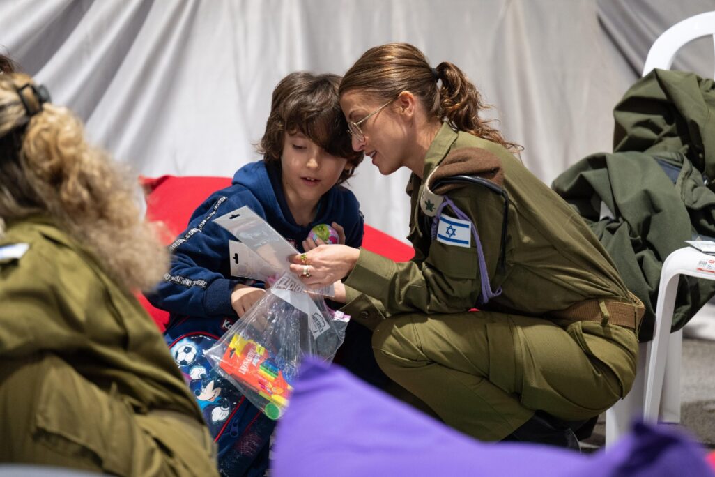 תיעוד מרגעי ההגעה ארצה של משפחת הרן שהם: שושן הרן, עדי שהם וילדיה נווה ויהל, אתמול תיעוד מרגעי ההגעה ארצה של משפחת הרן שהם (צילום: דובר צה"ל)