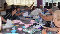 אזרחים ותיקים שפונו משדרות, בפעילות חברתית במלון רויאל בים המלח (צילום: הדס יום טוב)