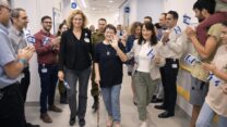 חנה פרי מסיימת את האשפוז בבית החולים וולפסון, אחרי ששוחררה משבי חמאס (צילום: דוברות בית החולים וולפסון)