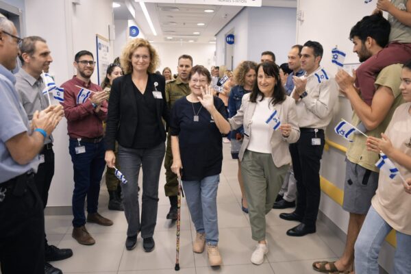 חנה פרי מסיימת את האשפוז בבית החולים וולפסון, אחרי ששוחררה משבי חמאס (צילום: דוברות בית החולים וולפסון)
