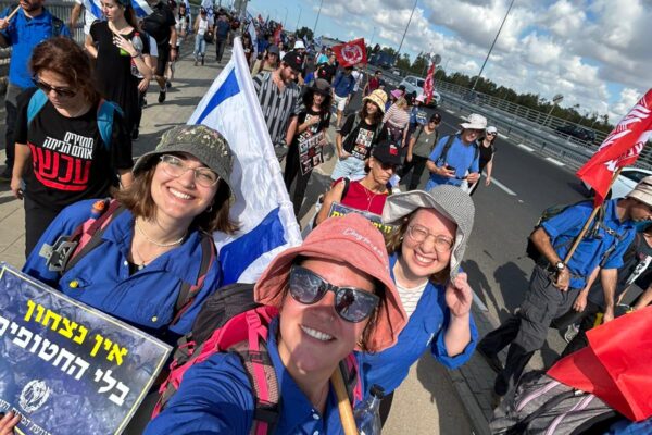 חניכי המחנות העולים בצעדת משפחות החטופים (צילום: המחנות העולים)