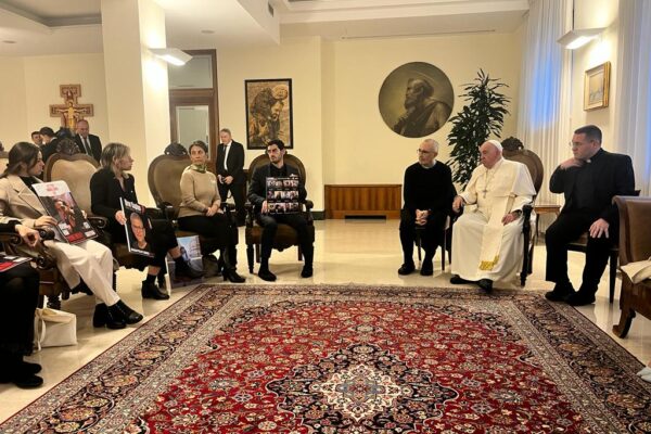 האפיפיור בפגישה עם המשפחות (צילום: יאיר רותם)