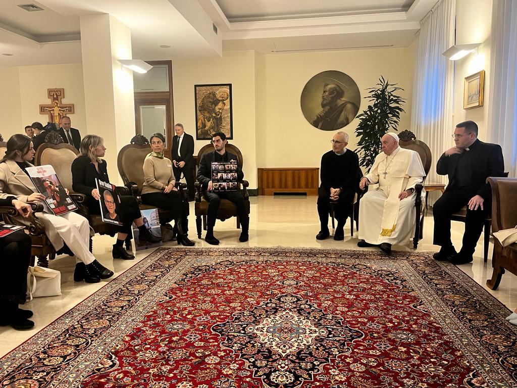 האפיפיור בפגישה עם המשפחות (צילום: יאיר רותם)