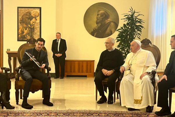 האפיפיור נחשף לתמונות החטופים בפגישה עם המשפחות בוותיקן (צילום: יאיר רותם)