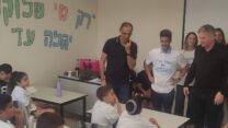 שר החינוך יואב קיש בבית ספר לילדי קריית שמונה המפונים באילת (צילום: ניצן צבי כהן)