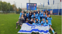 נבחרת הנערות עד גיל 17 בכדורגל, חוגגות ניצחון על לטביה במוקדמות אליפות אירופה (צילום: ההתאחדות לכדורגל בישראל)