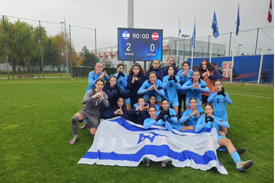 נבחרת הנערות עד גיל 17 בכדורגל, חוגגות ניצחון על לטביה במוקדמות אליפות אירופה (צילום: ההתאחדות לכדורגל בישראל)