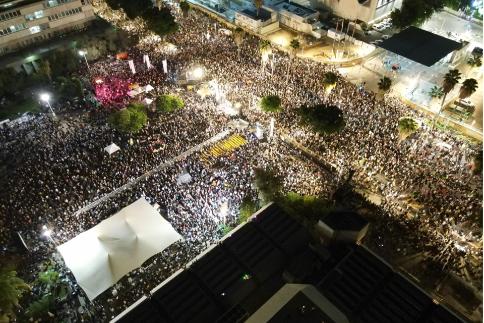 מבט מהאוויר על העצרת בתל אביב לשחרור החטופים (צילום: גיתי פלטי)