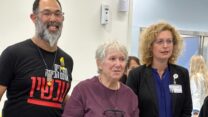 מרגלית מוזס מסיימת את האשפוז בבית החולים וולפסון, אחרי ששוחררה משבי חמאס (צילום: דוברות בית החולים וולפסון)