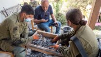 חיילי פיקוד העורף בסיוע ארכיאולוג מחפשים ממצאים בעוטף עזה (צילום: אסף פרץ, רשות העתיקות)