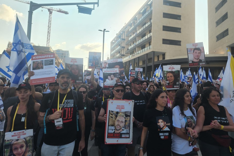 צעדת משפחות החטופים במודיעין (צילום: דפנה איזברוך) צעדת משפחות החטופים במודיעין (צילום: דפנה איזברוך)