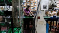 עובד על פס הייצור במפעל טבע נאות (צילום: דוד טברסקי)