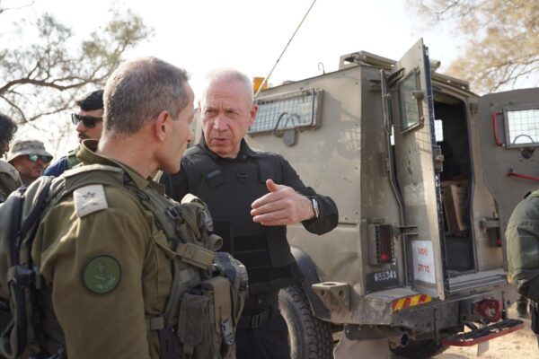 שר הביטחון גלנט בגבול רצועת עזה (צילום: אריאל חרמוני, משרד הביטחון)