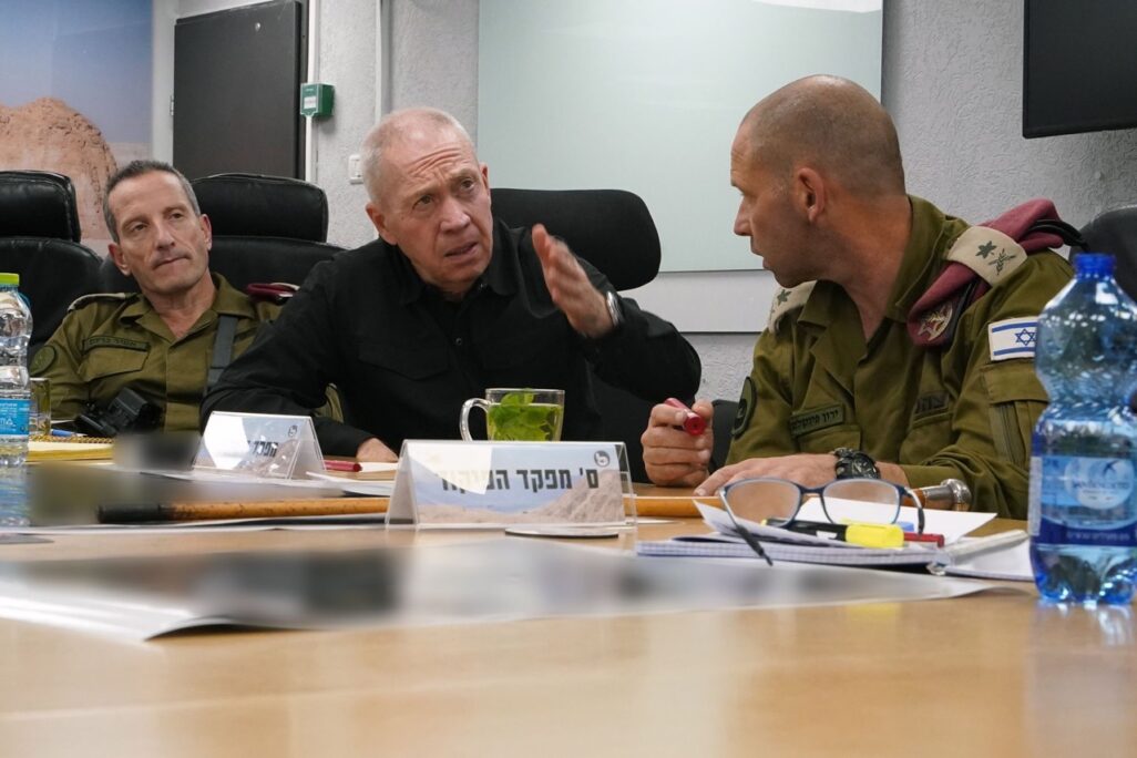 שר הביטחון יואב גלנט בהערכת מצב בפיקוד דרום (צילום: אריאל חרמוני, משרד הביטחון) שר הביטחון יואב גלנט בהערכת מצב בפיקוד דרום (צילום: אריאל חרמוני, משרד הביטחון)