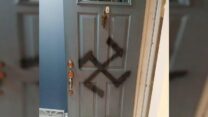 צלב קרס רוסס על בית של אישה יהודייה בצרפת (צילום: מתוך רשתות חברתיות, לפי סעיף 27א לחוק זכויות יוצרים)