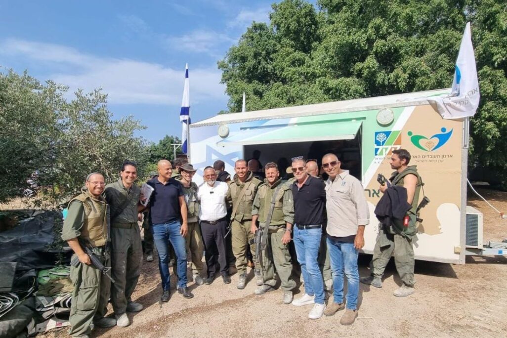 עובדי קק"ל באו לשמח חיילים עם ׳קראוון ארגון העובדים׳ (צילום: איציק פלצ׳י,  ארגון עובדי קק״ל)