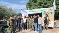 עובדי קק"ל באו לשמח חיילים עם ׳קראוון ארגון העובדים׳ (צילום: איציק פלצ׳י,  ארגון עובדי קק״ל)