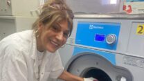 עובדת הסתדרות מכבסת עבור המפונים מעוטף עזה (צילום: מרחב ירושלים בהסתדרות)