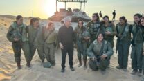 ראש הממשלה בנימין נתניהו עם לוחמות בגדוד קרקל (צילום: קובי גדעון / לע"מ)