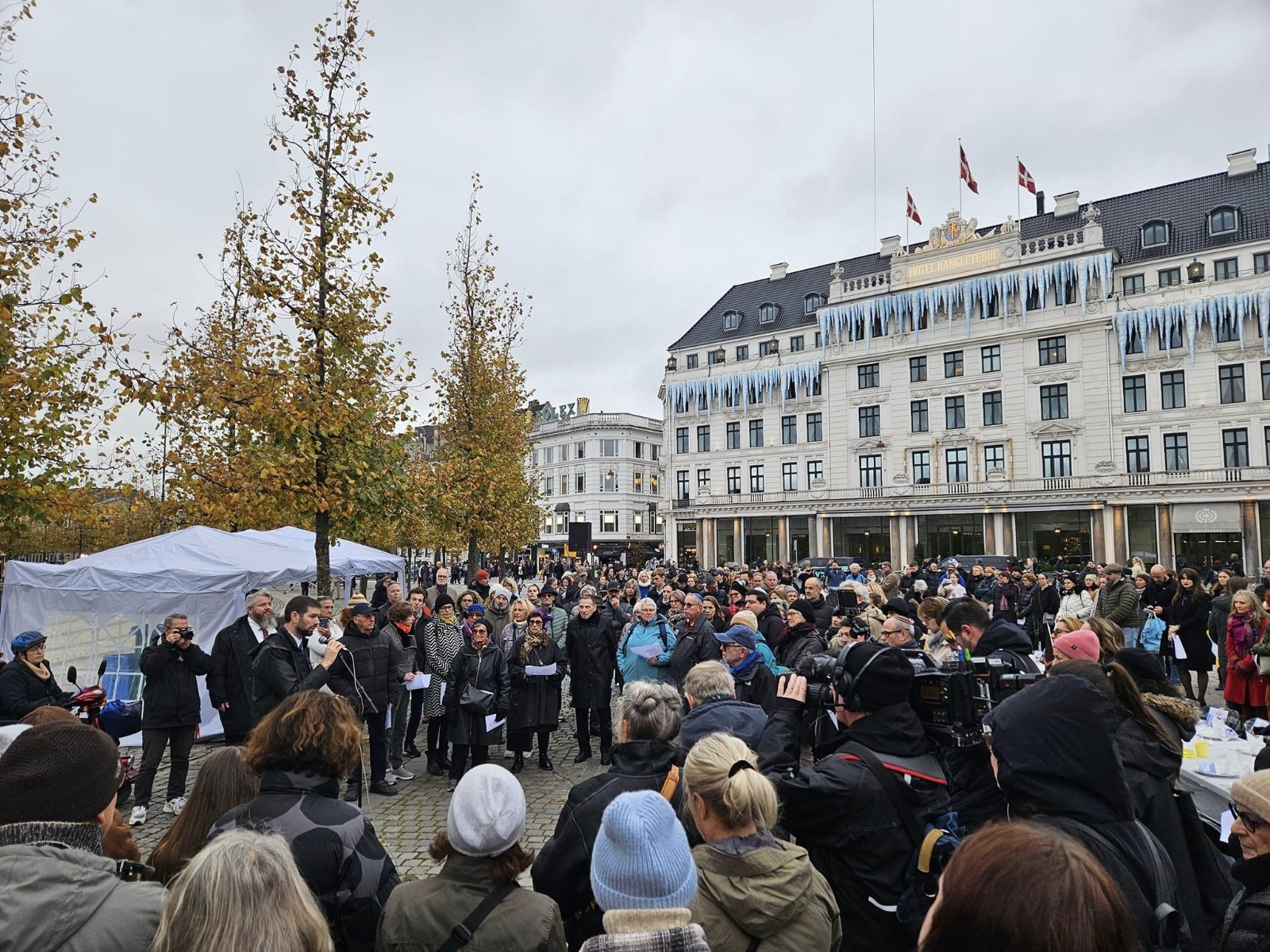 יאיר מלכיאור, הרב הראשי של דנמרק, בנאום לפני הצעדה לפרלמנט (מתוך אלבום פרטי)