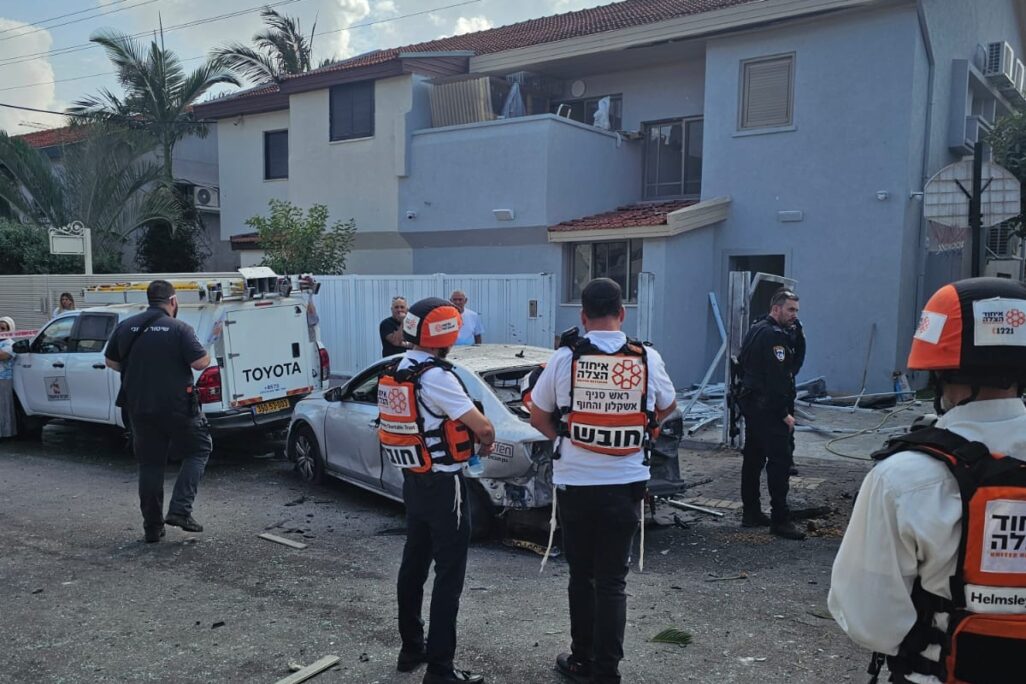 לוחמי אש בזירה שנפלה בה רקטה באשקלון (צילום: כבאות והצלה)
