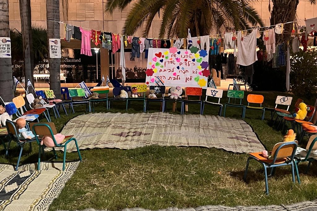 מיצב גן ילדים. "ליבנו עם הילדים שעדיין לא חזרו לביתם, לגן ולבית הספר" (צילום: אורן דגן)