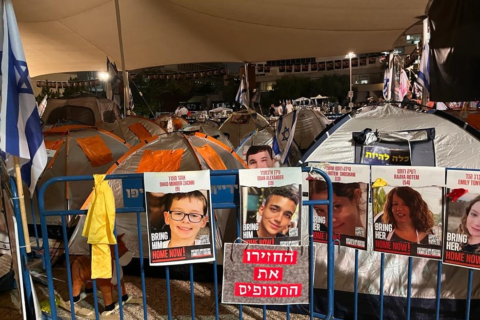 מאהל משפחות החטופים. "מקפידים לישון כאן כל לילה" (צילום: אורן דגן)