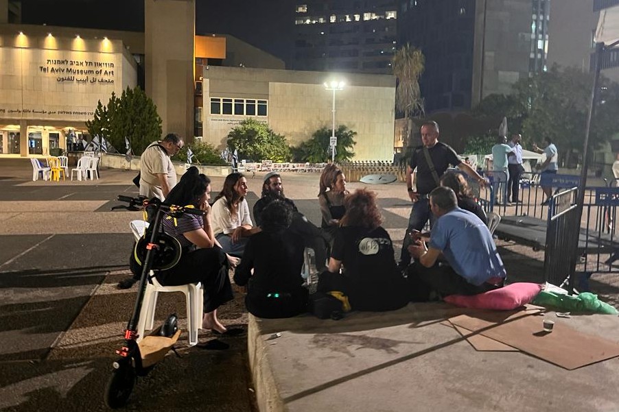 מעגל שיח ספונטני. בסוף השיחה כולם נעמדים ומתחבקים, הקיבוצניקית עם המתנחלת וחובש הכיפה עם המושבניק (צילום: אורן דגן)