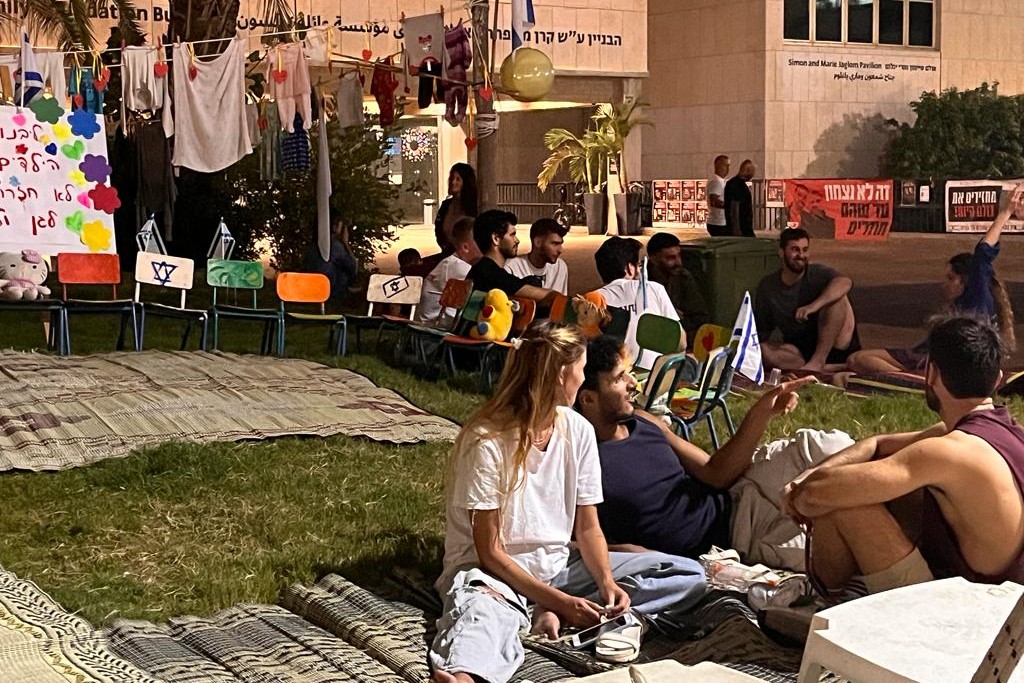 מעגל שיח ספונטני. כל אחד מתאר את מה שעבר עליו בחודש האחרון (צילום: אורן דגן)