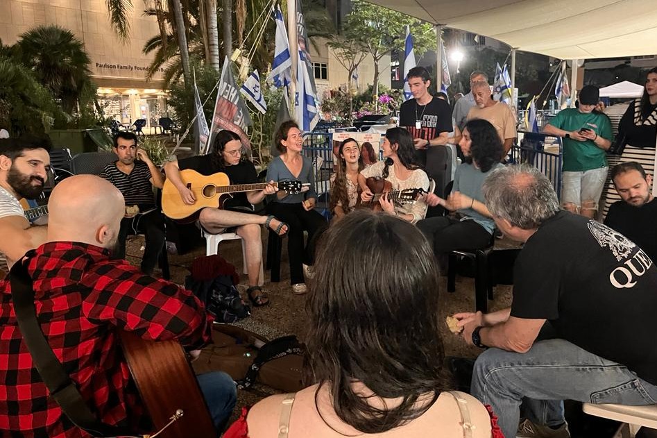 מעגל נגינה ושירה. "להראות למשפחות שאנחנו איתן וחושבים עליהן" (צילום: אורן דגן)