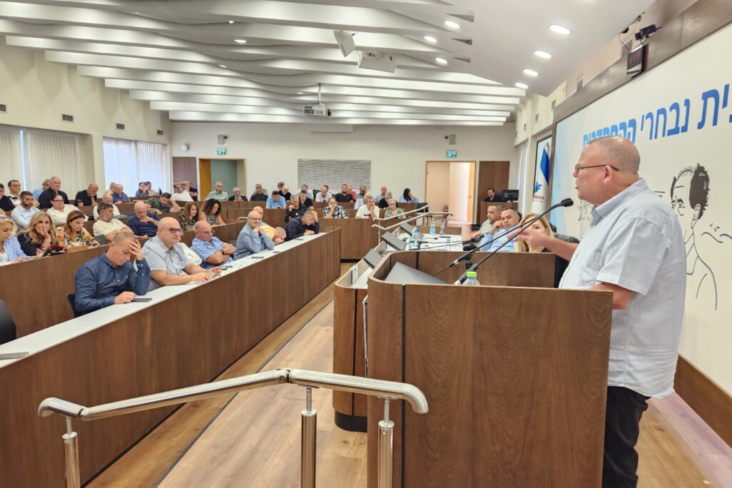 יו"ר ההסתדרות ארנון בר-דוד בישיבת הנהגת ההסתדרות בנושא פעילות המרחבים במלחמה (צילום: דוברות ההסתדרות) יו"ר ההסתדרות ארנון בר-דוד בישיבת הנהגת ההסתדרות בנושא פעילות המרחבים במלחמה (צילום: דוברות ההסתדרות)