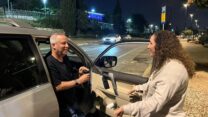 גדי ירקוני מחוץ למכוניתו מול משכן הכנסת (צילום: אלבום פרטי)