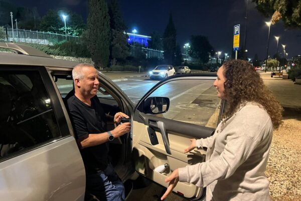 גדי ירקוני מחוץ למכוניתו מול משכן הכנסת (צילום: אלבום פרטי)
