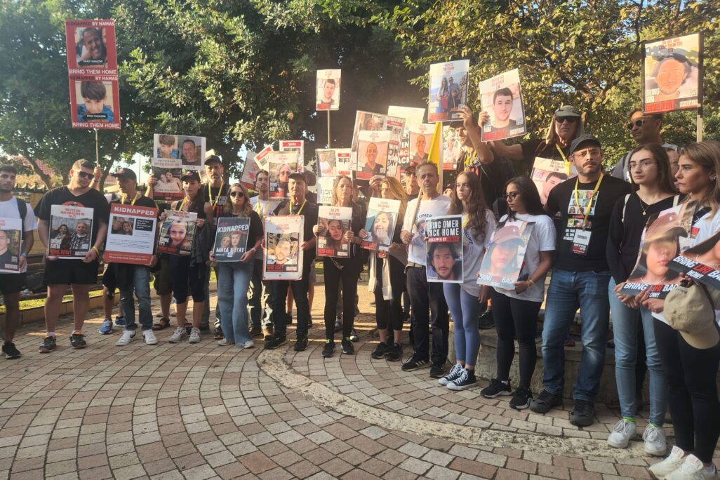 משפחות החטופים ליד ביתה של רב"ט נועה מרציאנו ז"ל במודיעין (צילום: דפנה איזברוך) משפחות החטופים ליד ביתה של רב"ט נועה מרציאנו ז"ל במודיעין (צילום: דפנה איזברוך)