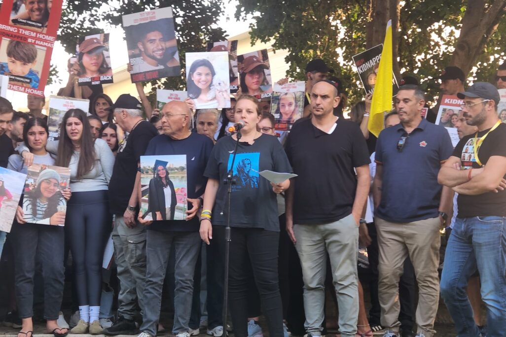 עדי מרציאנו, אמה של רב"ט נועה מרציאנו ז"ל, מדברת עם משפחות החטופים בצעדה לירושלים (צילום: דפנה איזברוך) עדי מרציאנו, אמה של רב"ט נועה מרציאנו ז"ל, מדברת עם משפחות החטופים בצעדה לירושלים (צילום: דפנה איזברוך)
