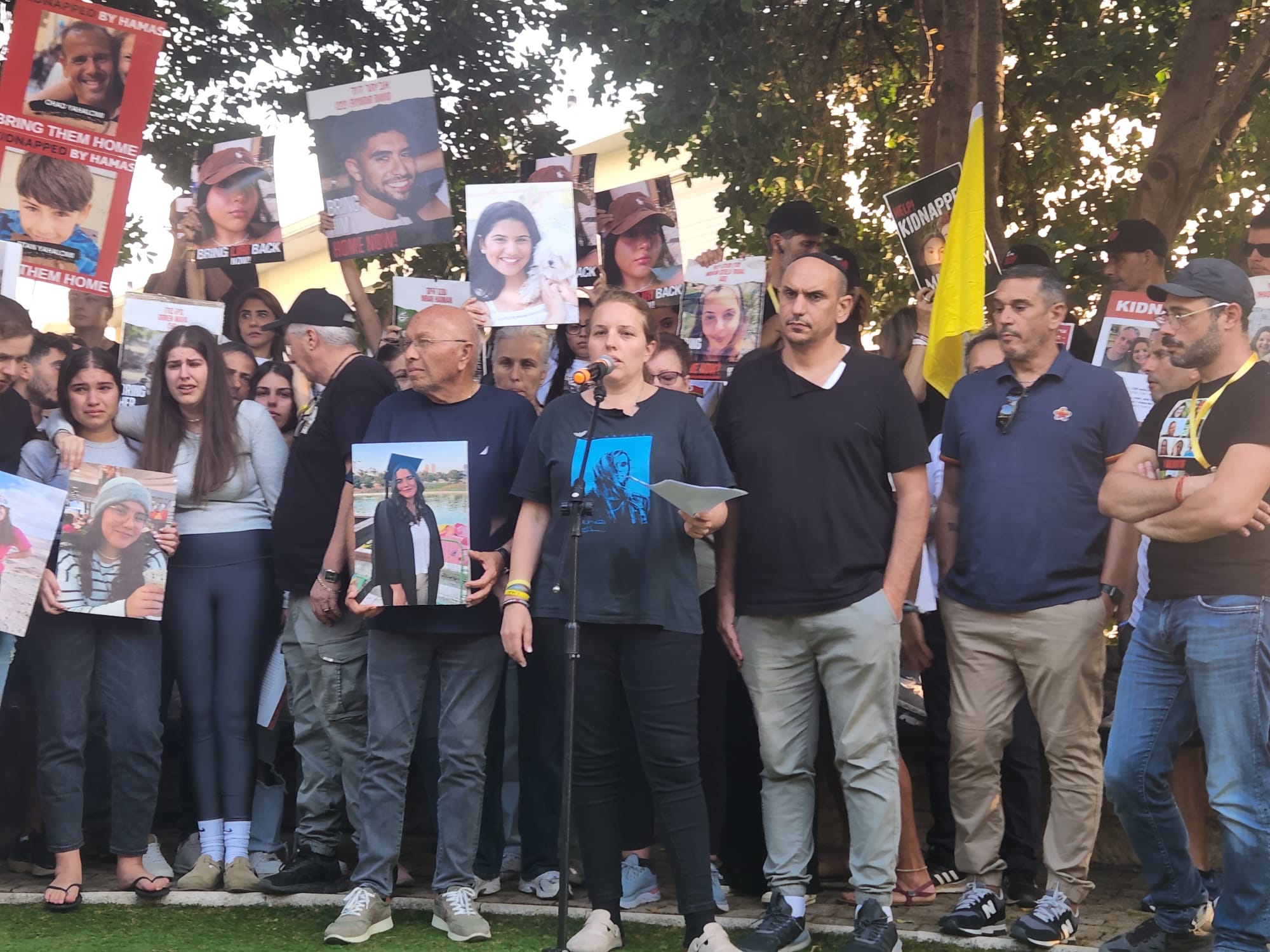 הוריה של רב"ט נועה מרציאנו ז"ל, מדברים עם משפחות החטופים בצעדה לירושלים (צילום: דפנה איזברוך)