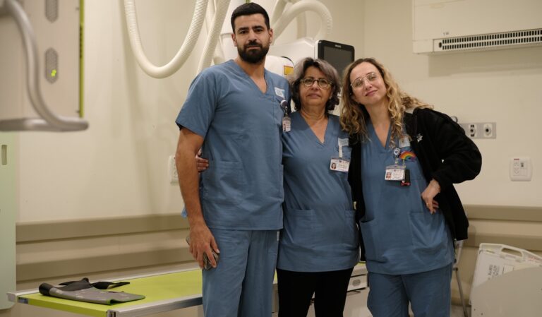 דורית הייניק עם חבריה לעבודה בבית החולים ברזילי. &quot;ב-7 באוקטובר הצוותים עבדו כל כך יפה, לא רצו לעזוב&quot;  (צילום: דוד טברסקי)