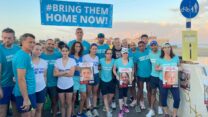 ספורטאים וספורטאיות מרוץ למען שחרור החטופים בנמל ת״א (צילום: הוועד האולימפי בישראל)