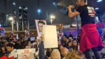 נציגי משפחות החטופים בכניסה לקריה (צילום: דורון הבסי)