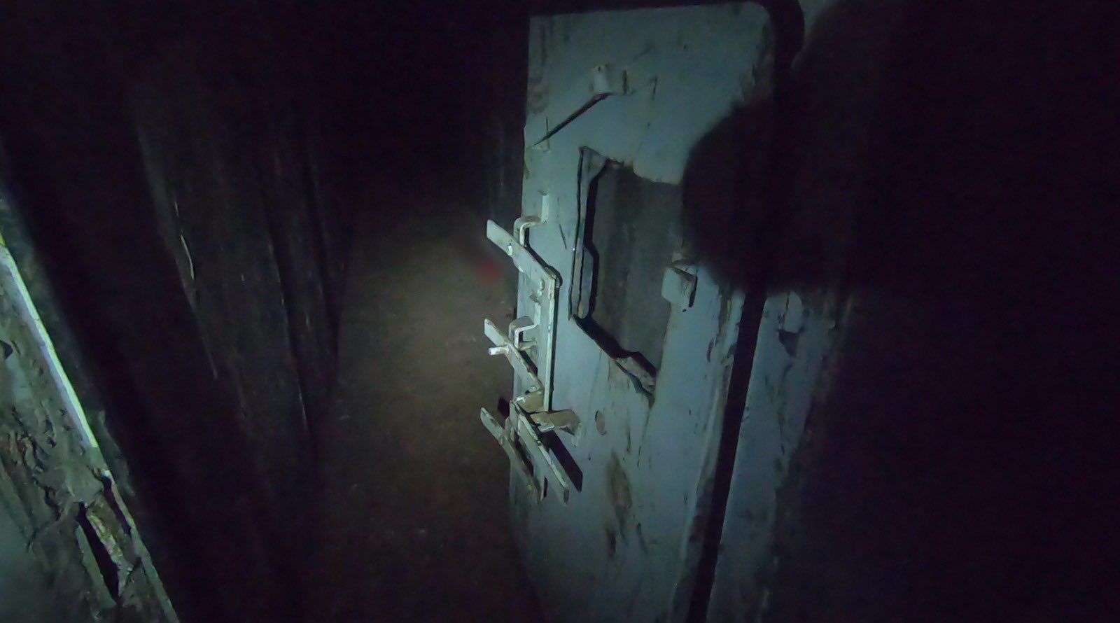 פריצת דלת הדף שמובילה למנהרת חמאס בבית החולים שיפא בעזה (צילום: דובר צה&quot;ל)
