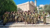 פלוגה א במערת המכפלה, לפני המלחמה (צילום: אלבום פרטי)