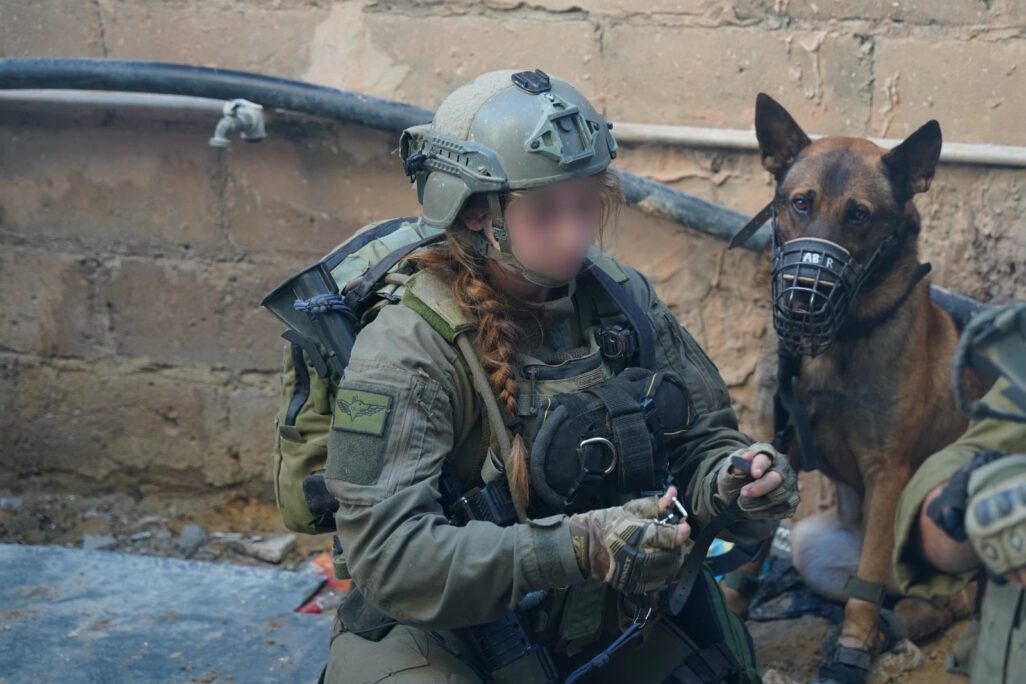 לוחמת וכלב מיחידת עוקץ בפעילות מבצעית בעזה (צילום: דובר צה"ל)