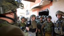 ראש הממשלה בנימין נתניהו עם לוחמים ברצועת עזה (צילום: אבי אוחיון/ לע״מ)