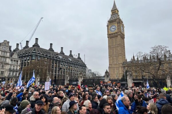 הפגנת תמיכה בישראל ונגד האנטישמיות בלונדון (צילום: שגרירות ישראל בבריטניה)