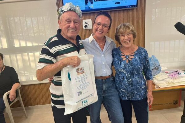 סנדרה אהרוני (במרכז), לצד דוד ורחל כהן ביום ההולדת של דוד שצוין במועדון (צילום: יהל פרג')
