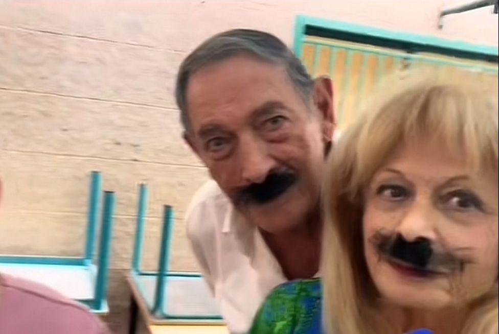חברי מועדון ניצולי השואה באילת" עם שפמים בסרטון טיקטוק לכבוד חיילי צה"ל חברי מועדון ניצולי השואה באילת" עם שפמים בסרטון טיקטוק לכבוד חיילי צה"ל