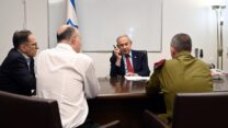 ראש הממשלה נתניהו, יחד עם ראש המל״ל צחי הנגבי והמזכיר הצבאי האלוף אבי גיל (צילום: חיים צח / לע"מ)