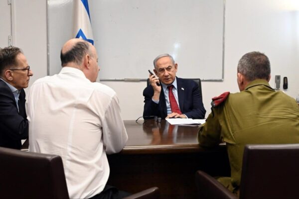 ראש הממשלה נתניהו, יחד עם ראש המל״ל צחי הנגבי והמזכיר הצבאי האלוף אבי גיל (צילום: חיים צח / לע"מ)