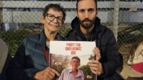 יוכבד ליפשיץ ונכדה דניאל בהפגנת משפחות החטופים בקריה בתל אביב (צילום: מאיה רונן)